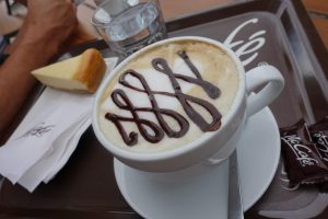 McCafé zastávka, cappuccino a cheesecake = česká klasika :-))