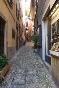 Typické úzké uličky v městečku Bellagio
